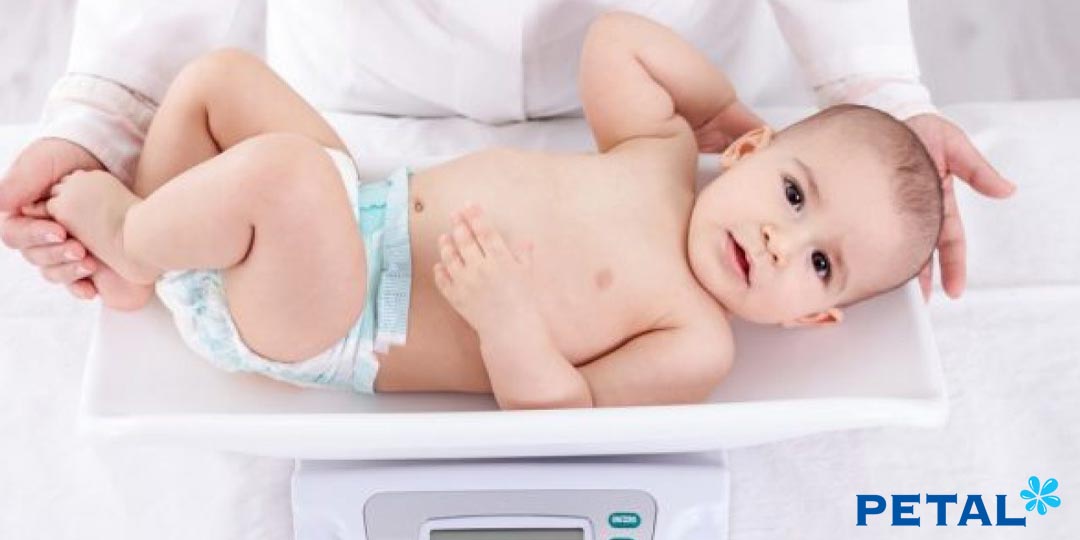 Bố mẹ nên lưu ý lượng nước bé cần phụ thuộc khá nhiều về trọng lượng cơ thể