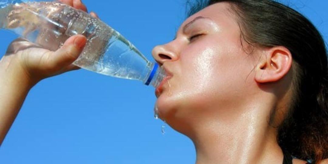 Thận, tim mạch sẽ bị hủy hoại nếu bạn tiếp tục uống nước ừng ực, uống từng ngum lớn trong thời gian dài