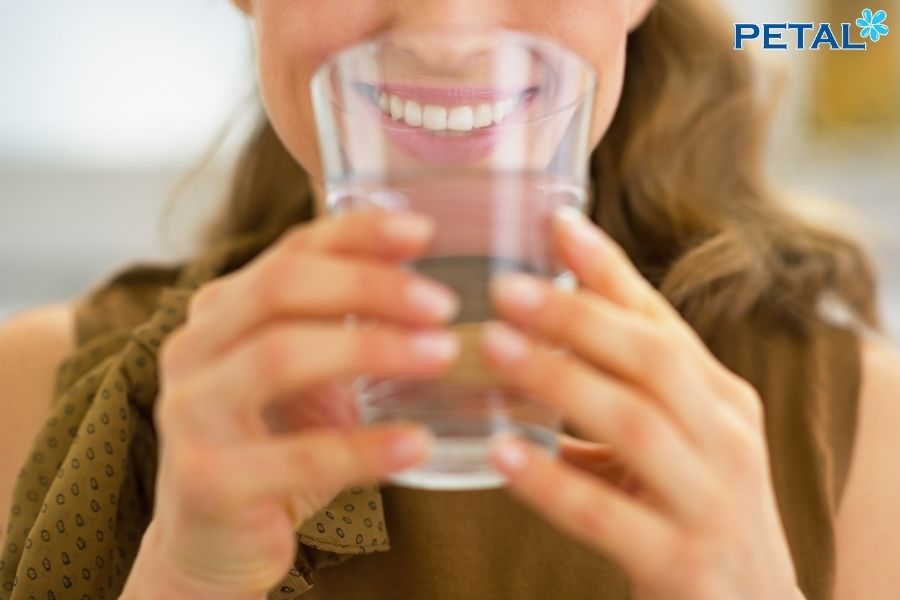 Uống nước khi bụng rỗng làm giảm cảm giác thèm ăn