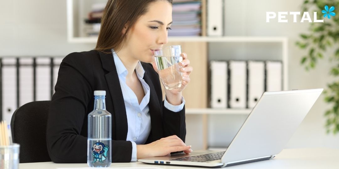 6 cách giúp dân văn phòng uống nhiều nước hơn