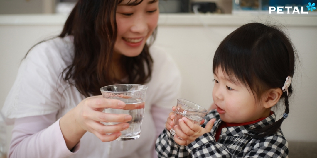 Trẻ từ 6 tháng tuổi trở lên nên bổ sung nước từ đường uống