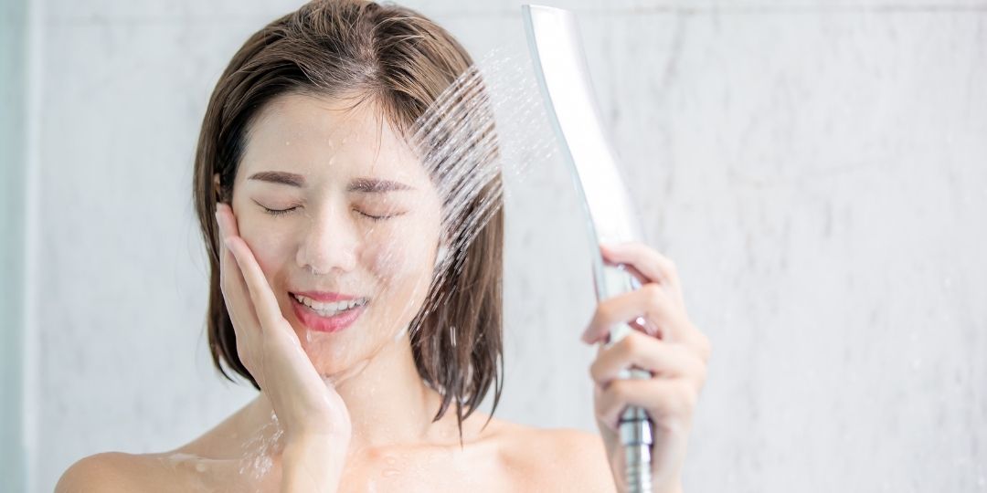 Uống nước trước và sau khi tắm giúp cân bằng chất lỏng bên trong cơ thể