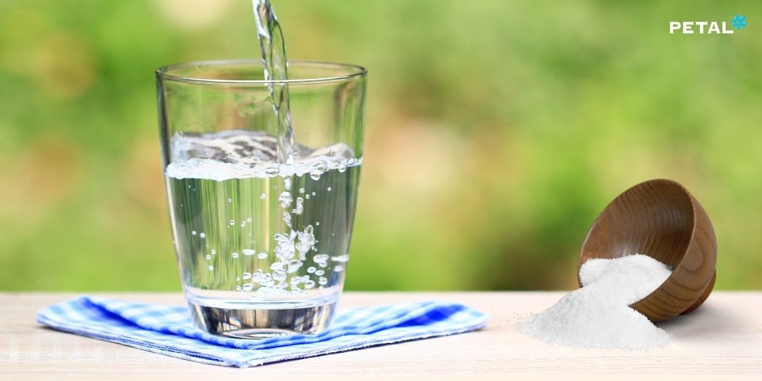 Uống nhiều nước muối sẽ làm mất cân bằng nồng độ natri trong cơ thể