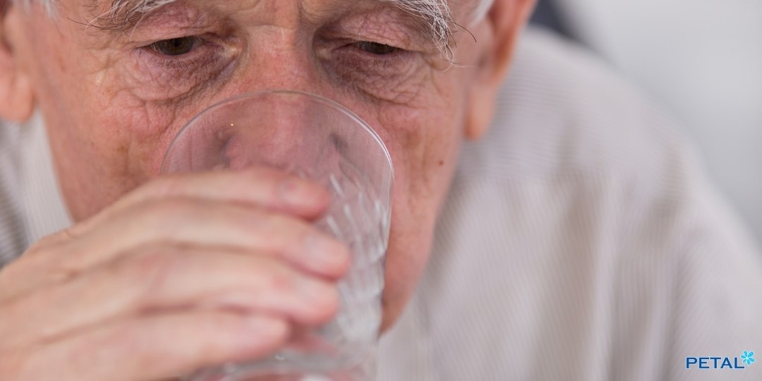 Nhu cầu nước uống ở người già thấp hơn người trưởng thành