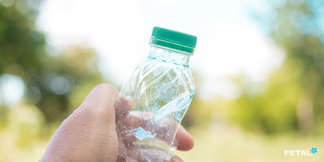 Không nên tái sử dụng chai nhựa nhiều lần 